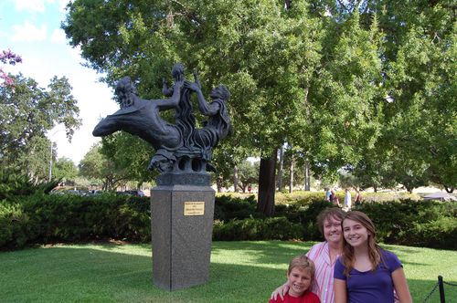 Nate_Julia_Mary T_Statue_DSC_0167